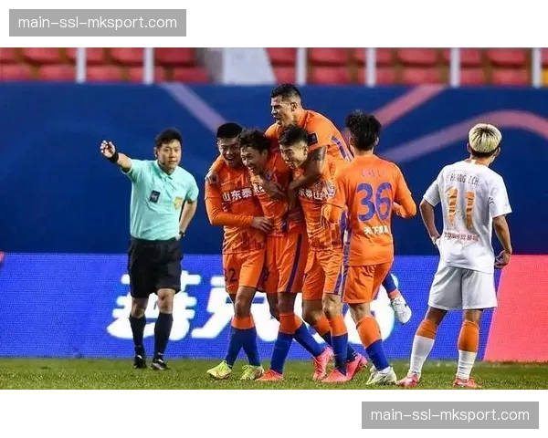 山东泰山2-1上海海港，贾德松接角球头球反超比分